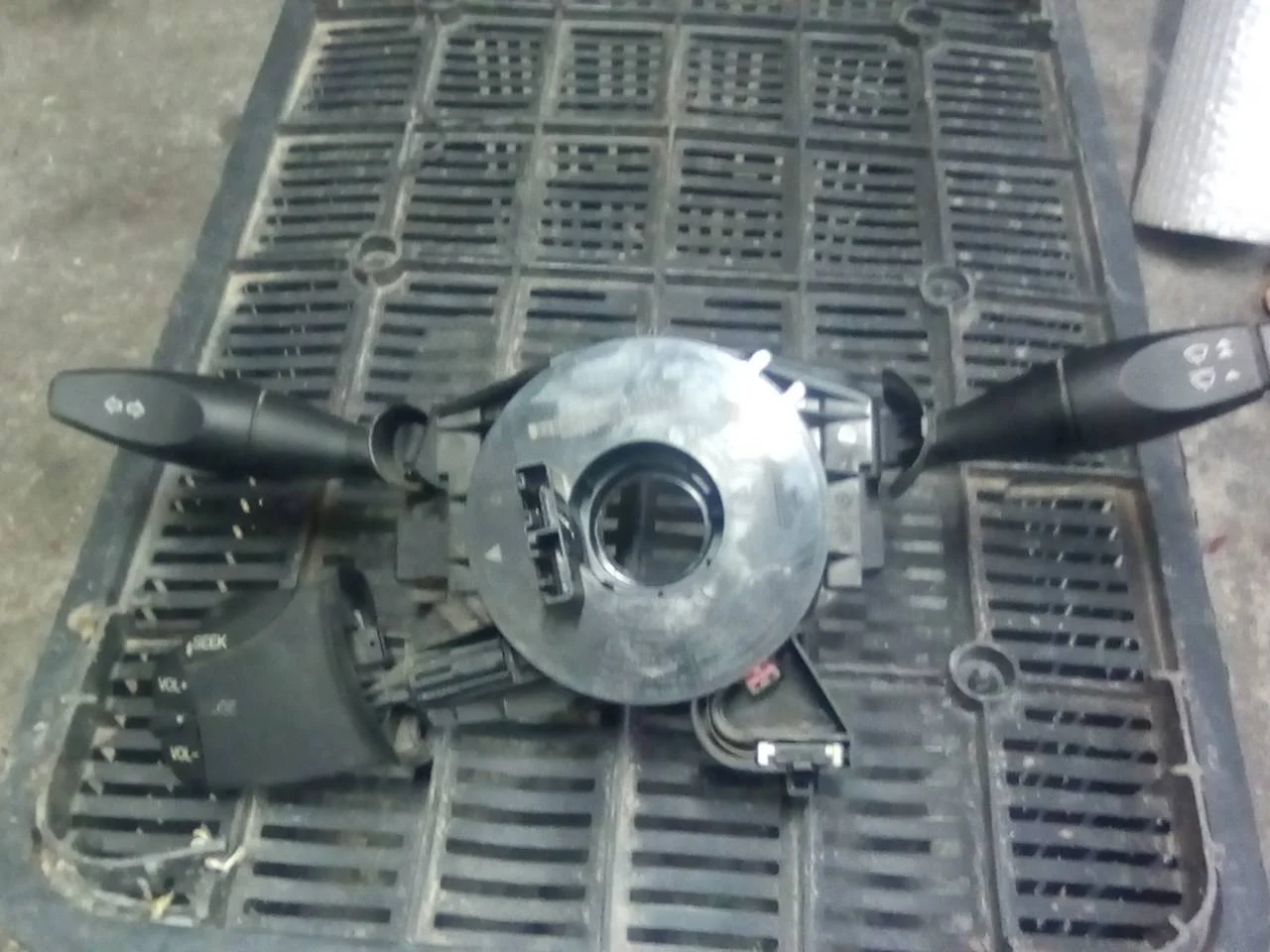 Foto de MANDO MULTIFUNCION FORD FOCUS FAMILIAR (CAK) 1.8 TDDI Turbodiesel CAT (90 CV / 66 KW) referencia 98AB14A664BF