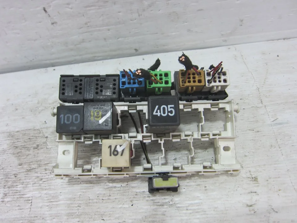 Foto de CAJA RELES / FUSIBLES SEAT IBIZA (6K1) 1.4 (60 CV / 44 KW)