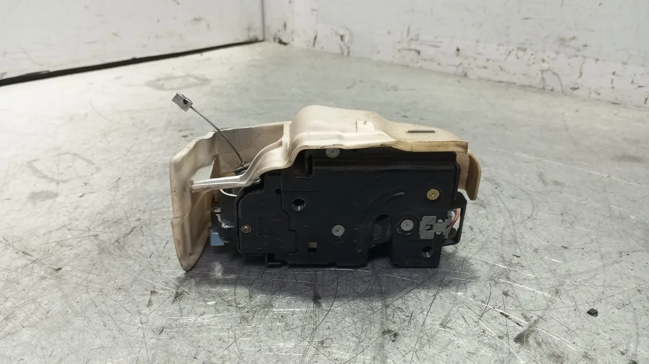 Foto de CERRADURA PUERTA DELANTERA IZQUIERDA VOLKSWAGEN GOLF V (1K1)(10.2003) 1.4 16V TSI (170 CV / 125 KW) referencia 3B1837015