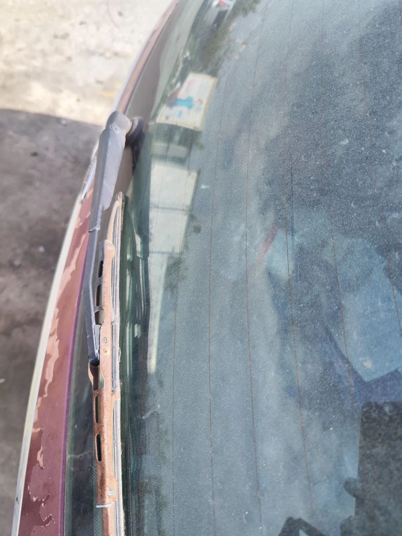 Foto de BRAZO LIMPIA TRASERO FORD FOCUS BERLINA (CAK) 1.6 16V CAT (101 CV / 74 KW)