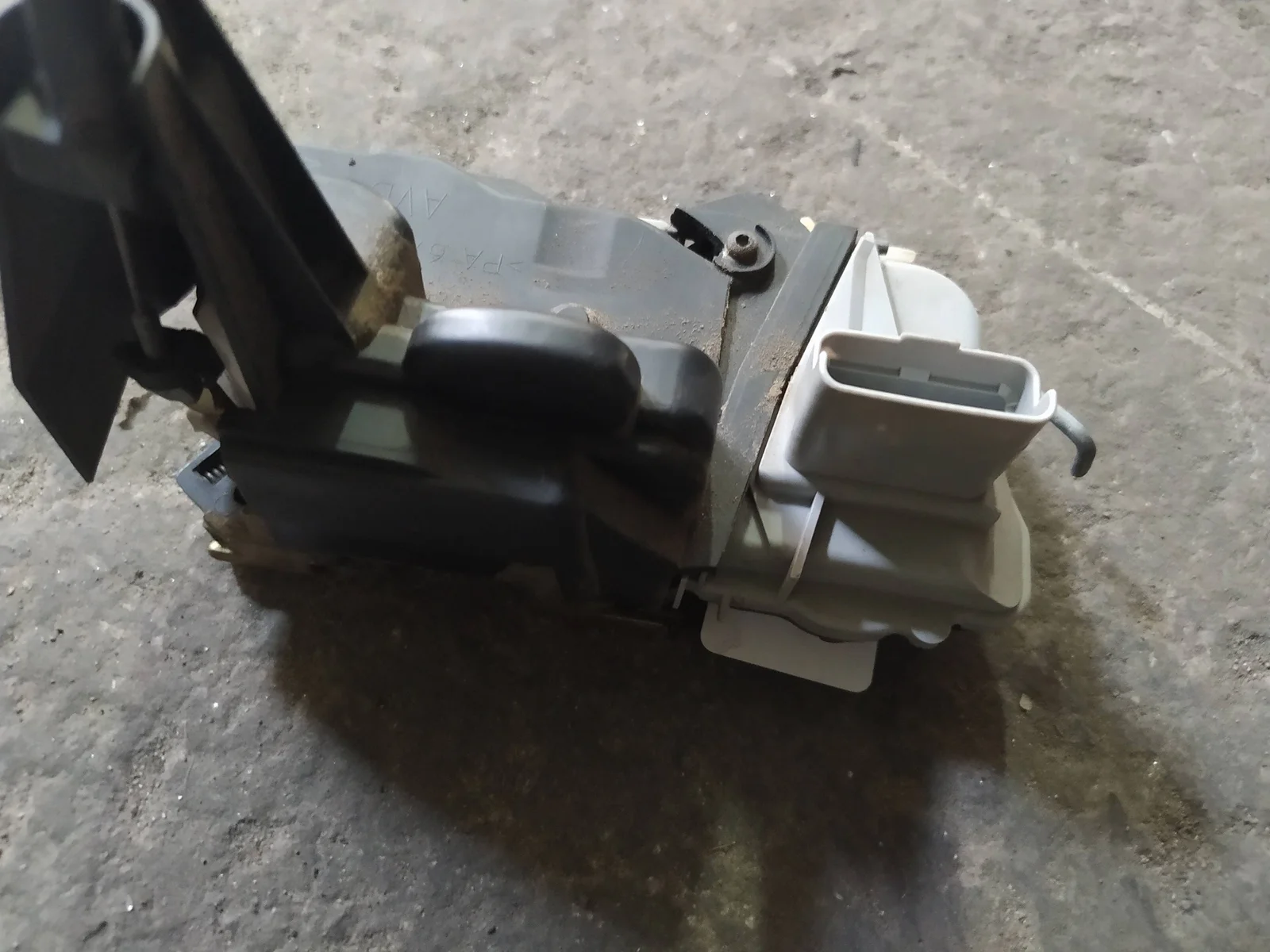 Foto de CERRADURA PUERTA DELANTERA DERECHA OPEL KADETT E 1.6 Diesel (54 CV / 40 KW)