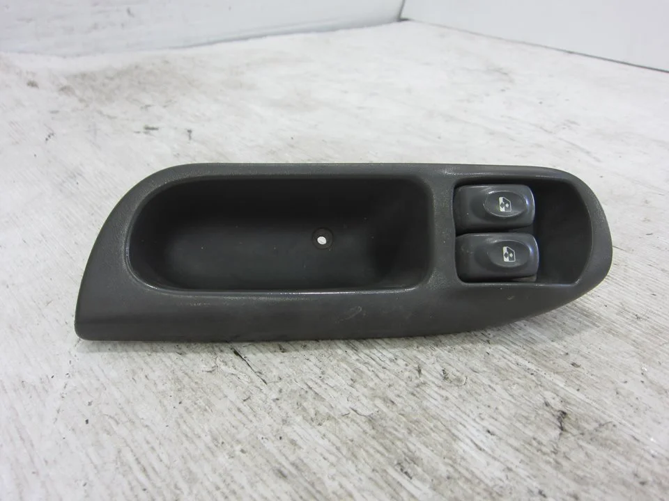 Foto de MANDO ELEVALUNAS DELANTERO IZQUIERDO RENAULT SCENIC I (JA...) 2.0 16V (140 CV / 103 KW) referencia 7700431172