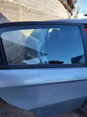 Foto de LUNA TRASERA DERECHA ALFA ROMEO 147 (190) 1.9 JTD CAT (110 CV / 81 KW)