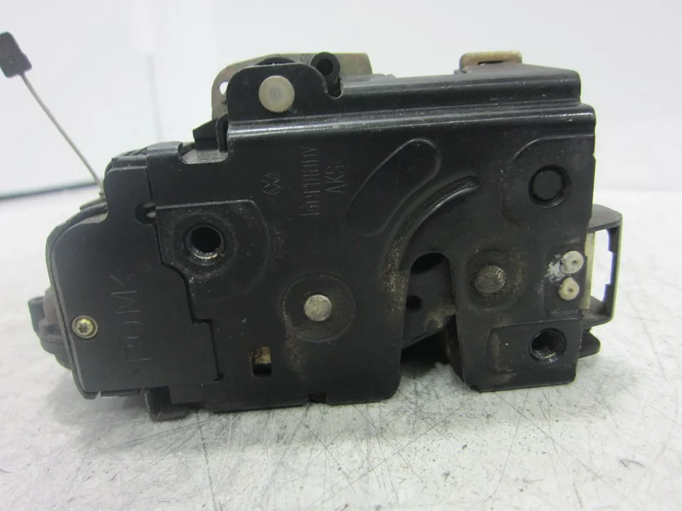 Foto de CERRADURA PUERTA DELANTERA DERECHA VOLKSWAGEN GOLF IV BERLINA (1J1)(10.1997) 1.6 (101 CV / 74 KW)