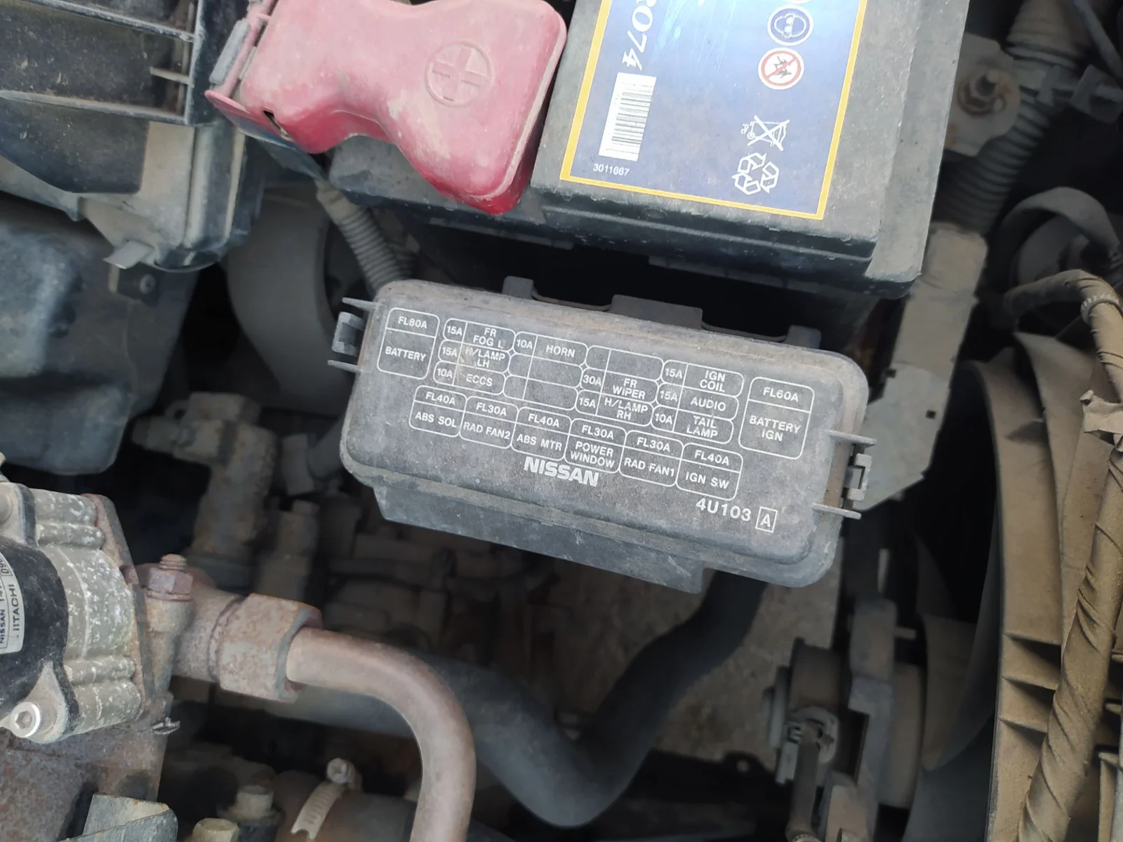 Foto de CAJA RELES / FUSIBLES NISSAN ALMERA TINO (V10M) 1.8 16V CAT (114 CV / 84 KW)