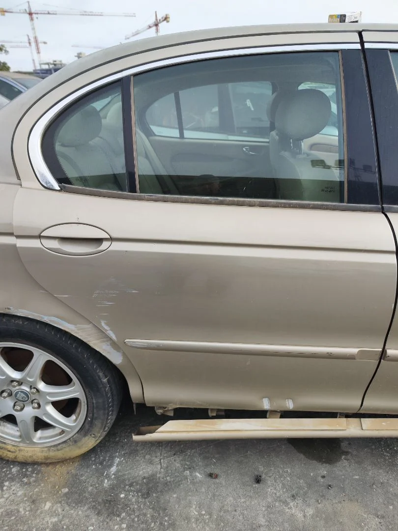 Foto de PUERTA TRASERA DERECHA JAGUAR X-TYPE 2.1 V6 24V CAT (156 CV / 115 KW)