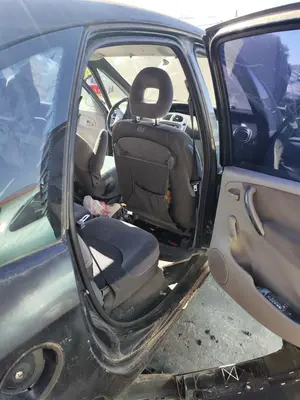 Foto de GOMAS CONTORNO PUERTA CITROEN XSARA PICASSO 1.6 HDi CAT (9HY / DV6TED4) (109 CV / 80 KW)