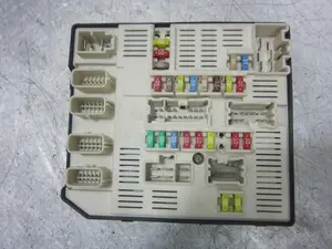 Foto de CAJA RELES / FUSIBLES RENAULT MEGANE III SPORT TOURER referencia 284B61871R foto 8