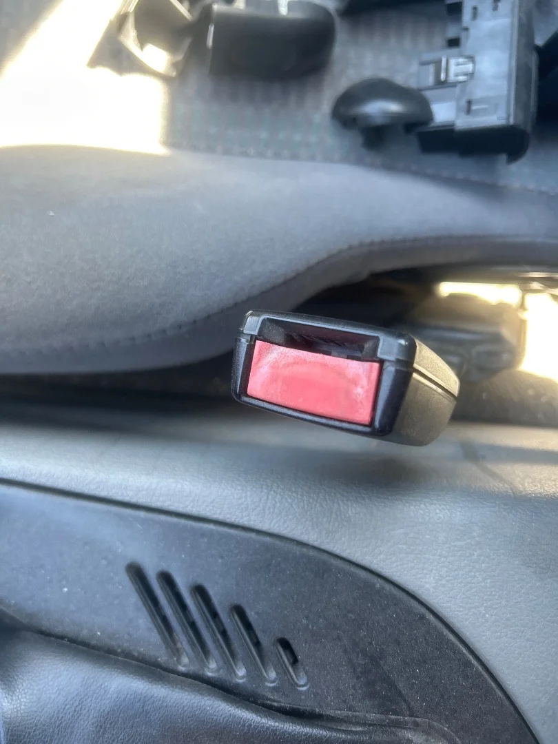 Foto de ENGANCHE CINTURON DELANTERO IZQUIERDO FORD MONDEO FD BERL./TURNIER 1.8 16V CAT (116 CV / 85 KW)