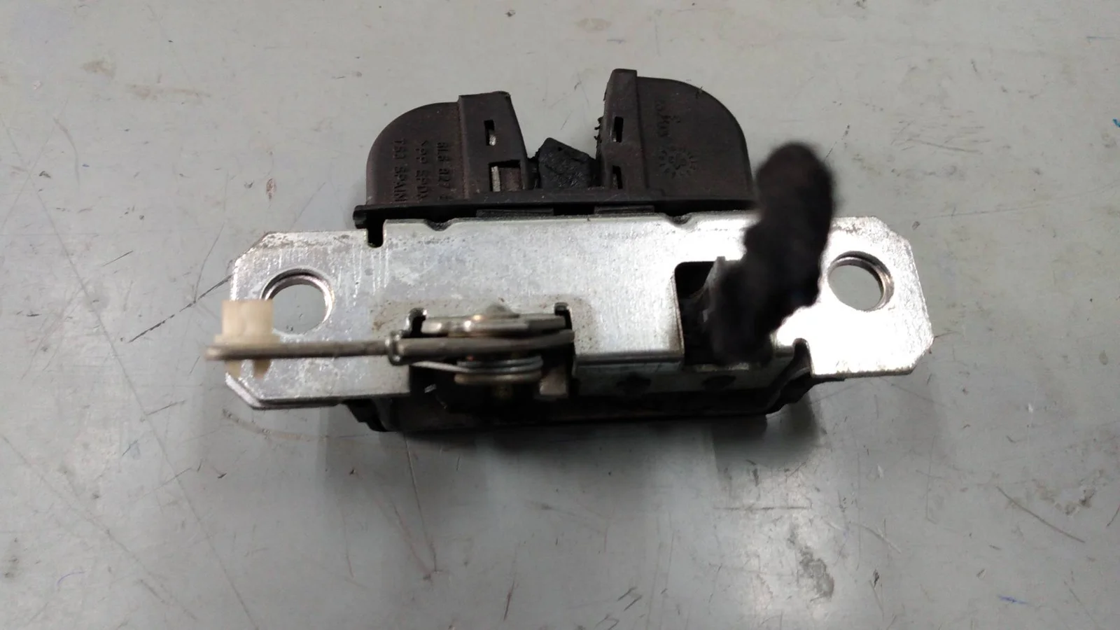 Foto de CERRADURA MALETERO / PORTON SEAT IBIZA (6L1) 1.4 16V (75 CV / 55 KW) referencia 8L6827505