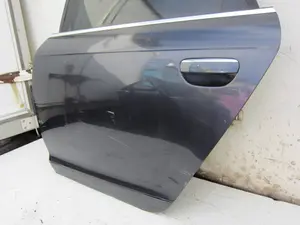 Foto de PUERTA TRASERA IZQUIERDA AUDI A6 BERLINA (4F2) 4.2 V8 40V (335 CV / 246 KW) foto 2