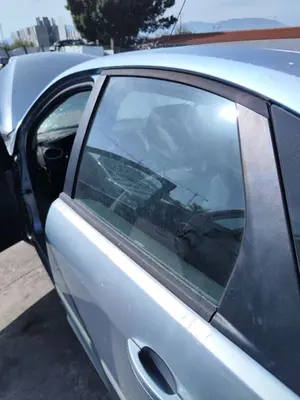 Foto de LUNA TRASERA IZQUIERDA FORD FOCUS BERLINA (CAP) 1.8 TDCi Turbodiesel CAT (116 CV / 85 KW)