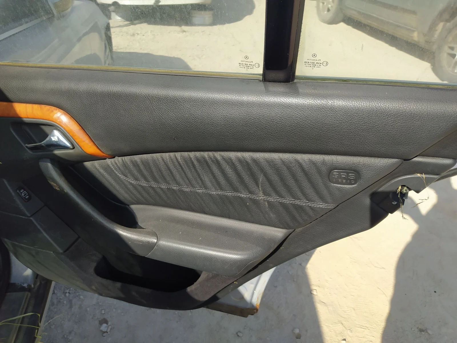Foto de CERRADURA PUERTA TRASERA DERECHA MERCEDES-BENZ CLASE S (BM 220) BERLINA 5.0 V8 24V CAT (306 CV / 225 KW) referencia A2207304535