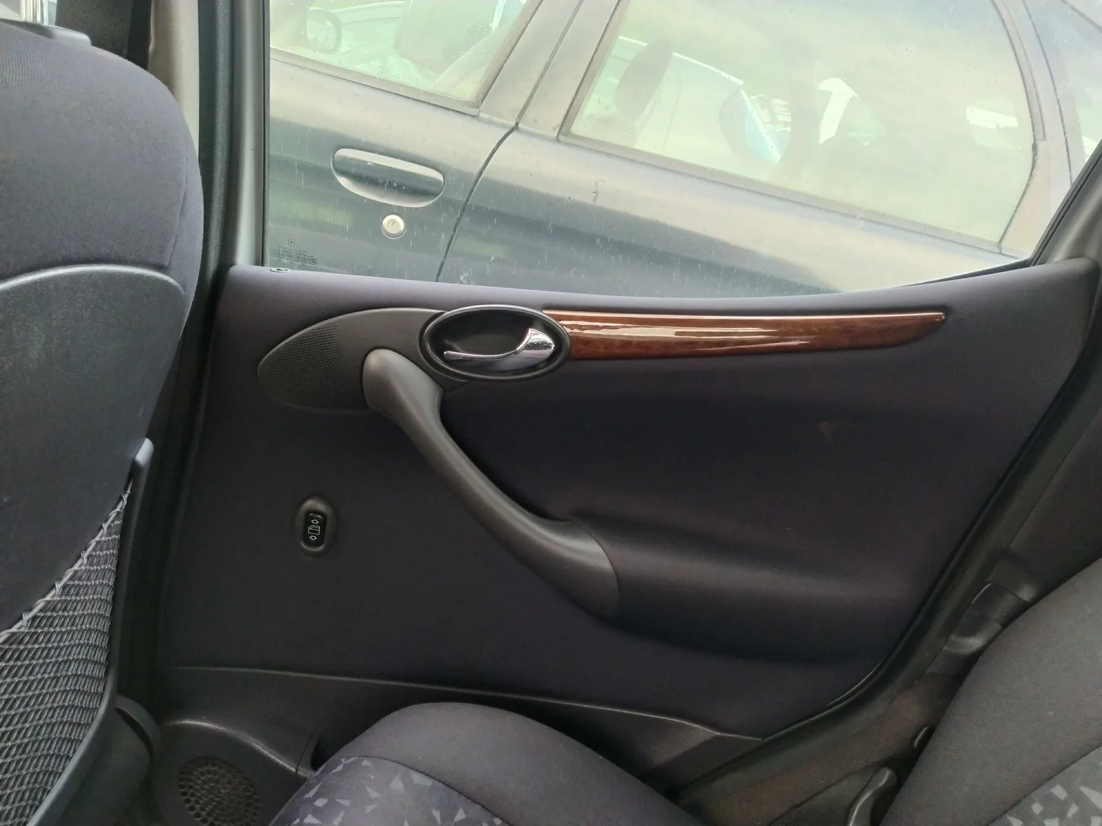 Foto de GUARNECIDO PUERTA TRASERA DERECHA MERCEDES-BENZ CLASE A (BM 168) 1.6 CAT (102 CV / 75 KW) referencia A1687305470 7F31