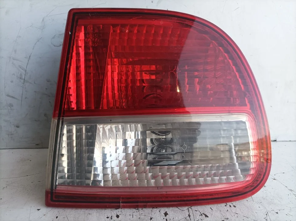 Foto de PILOTO TRASERO DERECHO INTERIOR SEAT LEON (1M1) 1.9 TDI (110 CV / 81 KW) referencia 1M6945092A