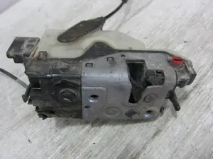 Foto de CERRADURA PUERTA TRASERA DERECHA PEUGEOT 208 1.4 HDi FAP (68 CV / 50 KW) referencia 9688080780 foto 4
