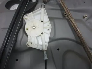 Foto de ELEVALUNAS DELANTERO IZQUIERDO VOLKSWAGEN GOLF IV BERLINA (1J1)(10.1997) 1.9 TDI (110 CV / 81 KW) referencia 1J4837755E foto 4
