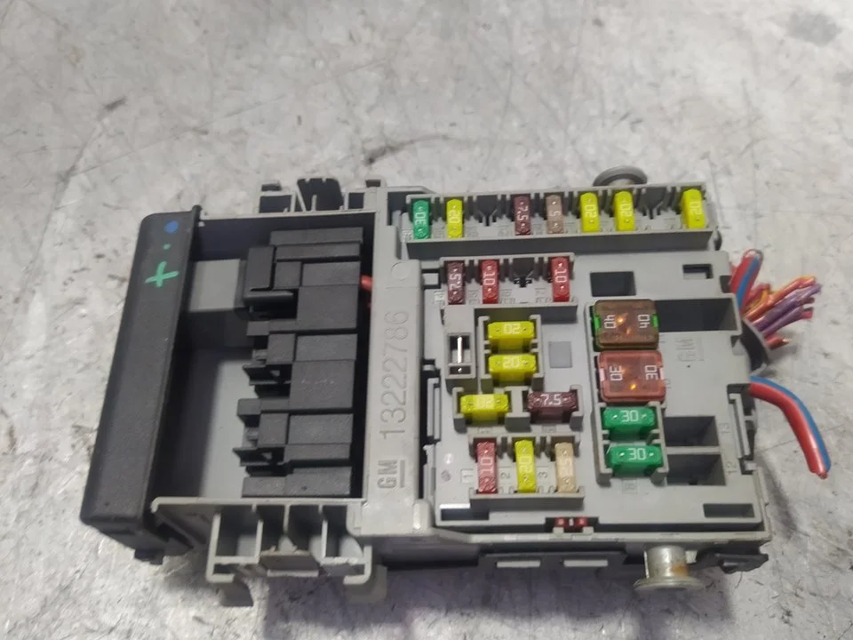 Foto de CAJA RELES / FUSIBLES OPEL ASTRA J BERLINA 5P 1.7 16V CDTI (110 CV / 81 KW) referencia 13222786