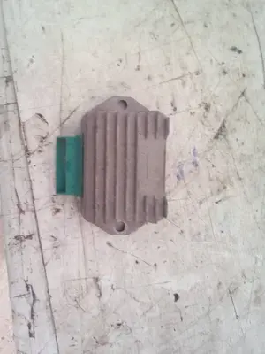 Foto de REGULADOR DE CORRIENTE PIAGGIO (VESPA) ZIP foto 2