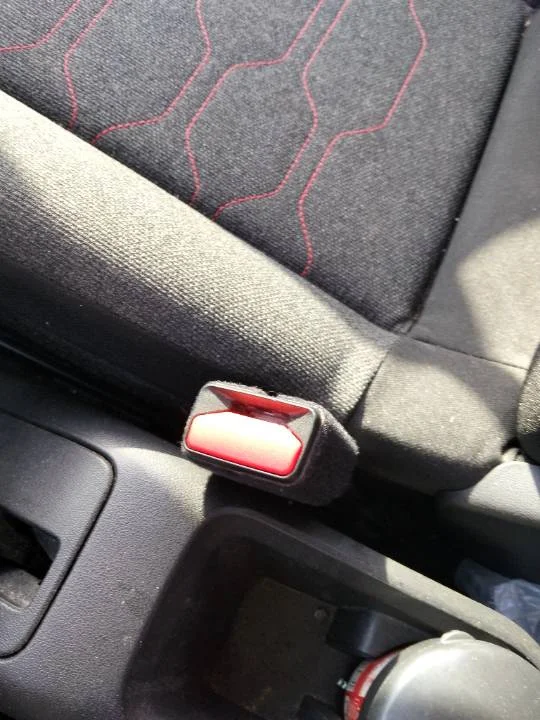 Foto de ENGANCHE CINTURON DELANTERO DERECHO CITROEN C3