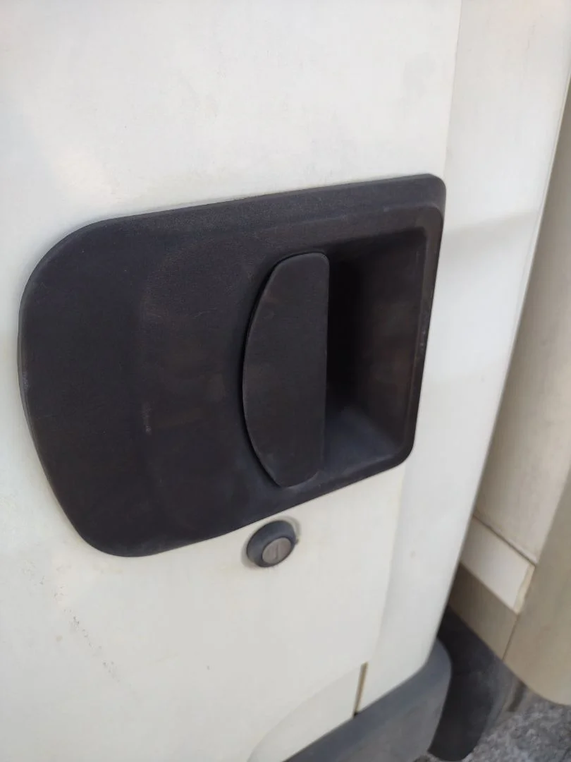 Foto de MANETA EXTERIOR DELANTERA IZQUIERDA IVECO DAILY FURGÓN 2.3 Diesel (97 CV / 71 KW)