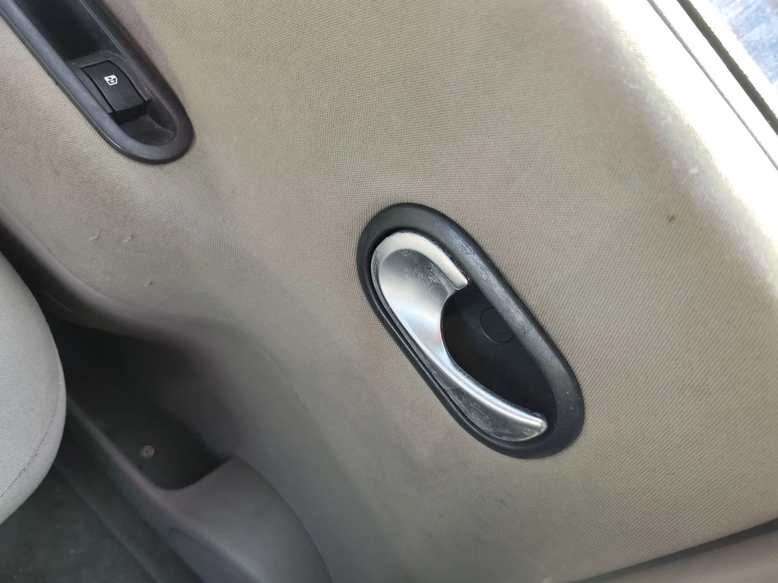 Foto de MANETA INTERIOR TRASERA IZQUIERDA RENAULT SCENIC II (JM) 1.9 dCi Diesel (120 CV / 88 KW)