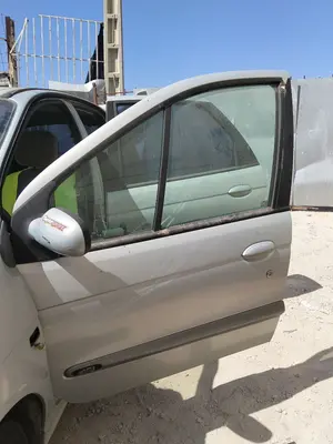 Foto de PUERTA DELANTERA IZQUIERDA RENAULT SCENIC I (JA...) 1.9 dCi Diesel CAT (102 CV / 75 KW) referencia 7751474575
