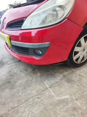Foto de PARAGOLPES DELANTERO RENAULT CLIO III 1.5 dCi Diesel CAT (86 CV / 63 KW) foto 5
