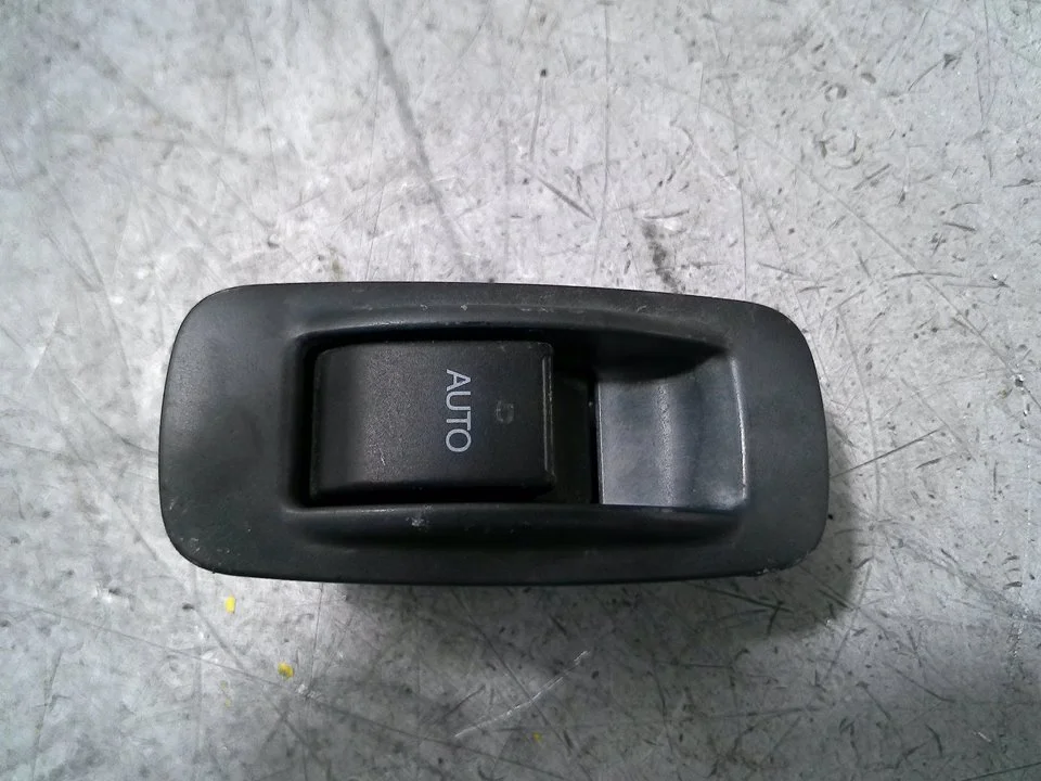 Foto de MANDO ELEVALUNAS TRASERO IZQUIERDO TOYOTA COROLLA (E12) 1.6 16V (110 CV / 81 KW) referencia 8480102411B1
