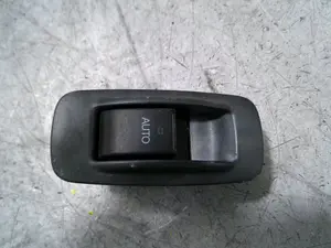 Foto de MANDO ELEVALUNAS TRASERO IZQUIERDO TOYOTA COROLLA (E12) 1.6 16V (110 CV / 81 KW) referencia 8480102411B1 foto 1