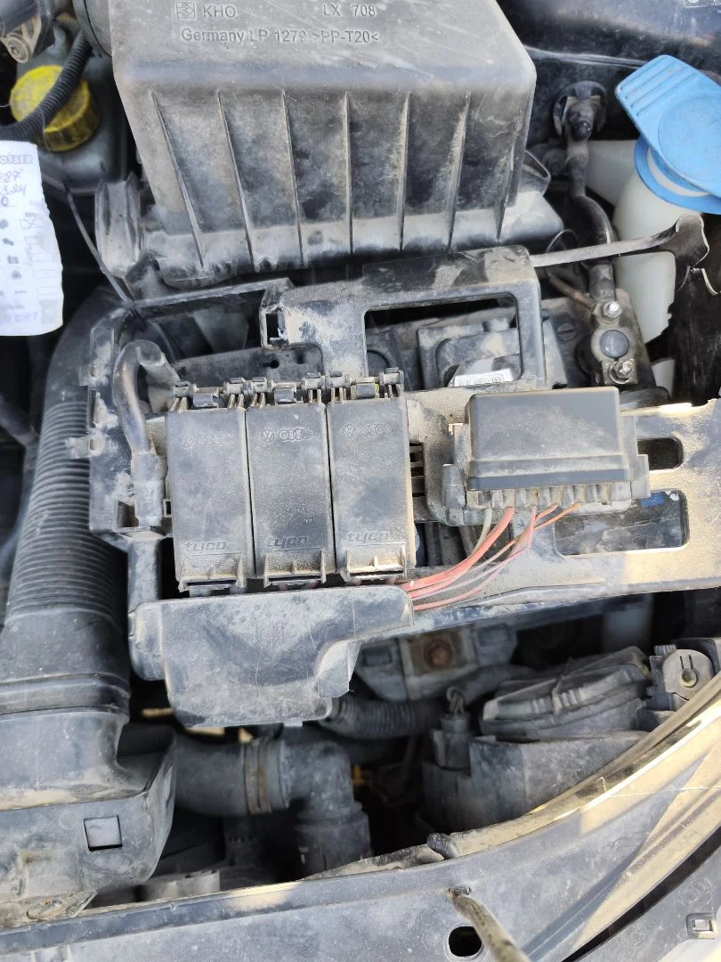 Foto de CAJA RELES / FUSIBLES VOLKSWAGEN POLO IV (9N3) 1.9 TDI (101 CV / 74 KW)