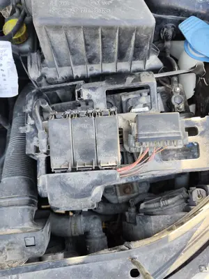 Foto de CAJA RELES / FUSIBLES VOLKSWAGEN POLO IV (9N3) 1.9 TDI (101 CV / 74 KW)