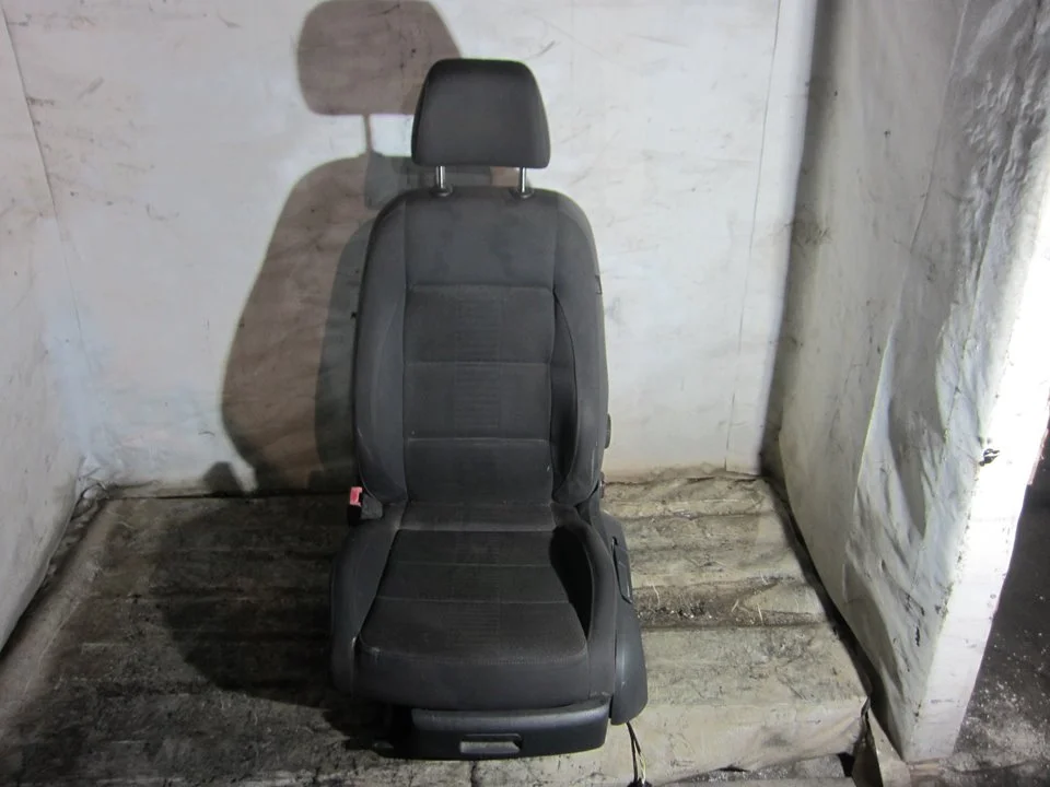 Foto de ASIENTO DELANTERO IZQUIERDO VOLKSWAGEN TOURAN (1T2) 1.9 TDI (105 CV / 77 KW) referencia 1K4881105ME