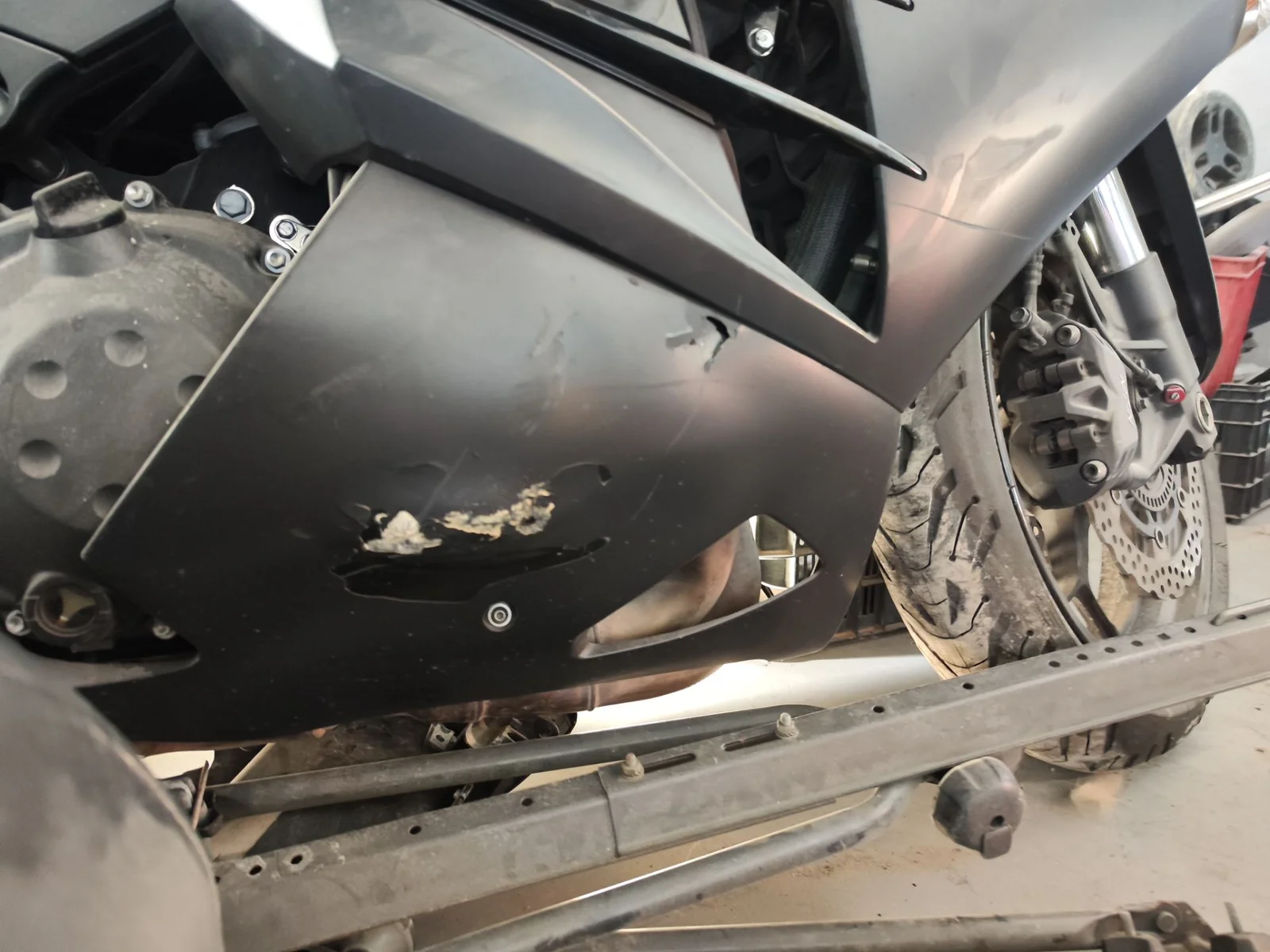 Foto de QUILLA DERECHA KAWASAKI ZZR 1400 1441 cm3 - 147.2 kW (0 CV / 0 KW)