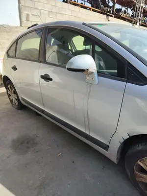 Foto de PUERTA DELANTERA DERECHA CITROEN C4 BERLINA 1.6 16V HDi (90 CV / 66 KW) foto 2