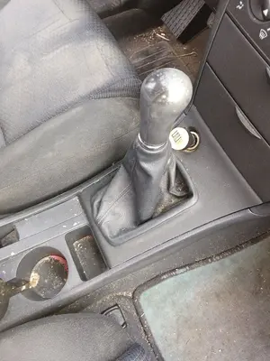 Foto de PALANCA CAMBIO TOYOTA COROLLA (E12) 1.4 16V CAT (97 CV / 71 KW)