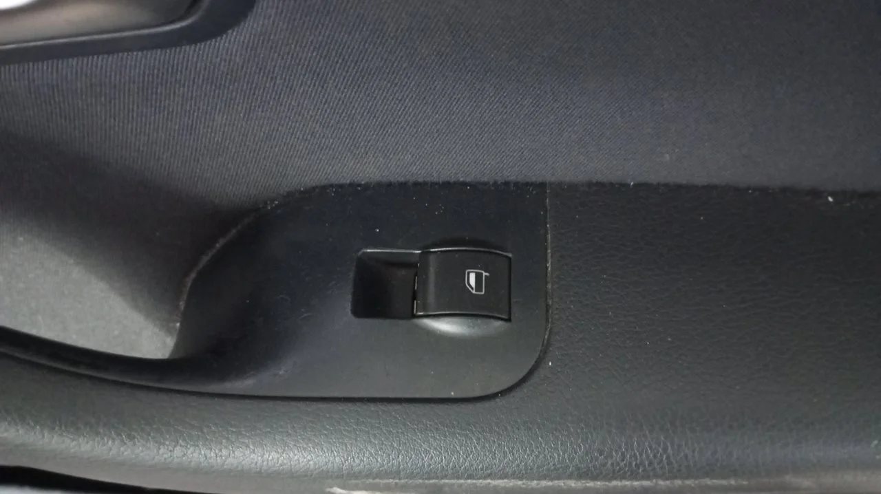Foto de MANDO ELEVALUNAS DELANTERO DERECHO AUDI A4 BERLINA (8E) 2.0 16V TDI (170 CV / 125 KW) referencia 8E0959855