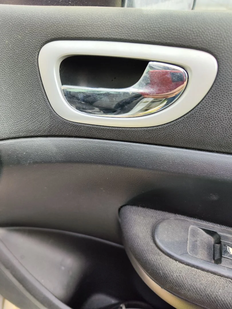 Foto de MANETA INTERIOR TRASERA DERECHA PEUGEOT 307 BERLINA (S2) 1.6 16V HDi (90 CV / 66 KW) referencia 9143F5