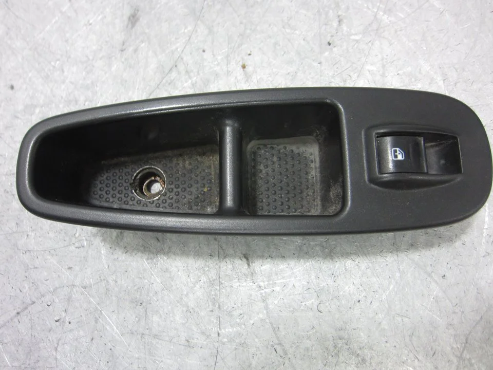 Foto de MANDO ELEVALUNAS DELANTERO DERECHO FIAT 500L (330) 1.3 16V JTD CAT (84 CV / 62 KW) referencia 735600120