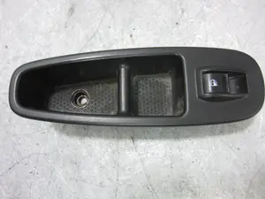 Foto de MANDO ELEVALUNAS DELANTERO DERECHO FIAT 500L (330) 1.3 16V JTD CAT (84 CV / 62 KW) referencia 735600120