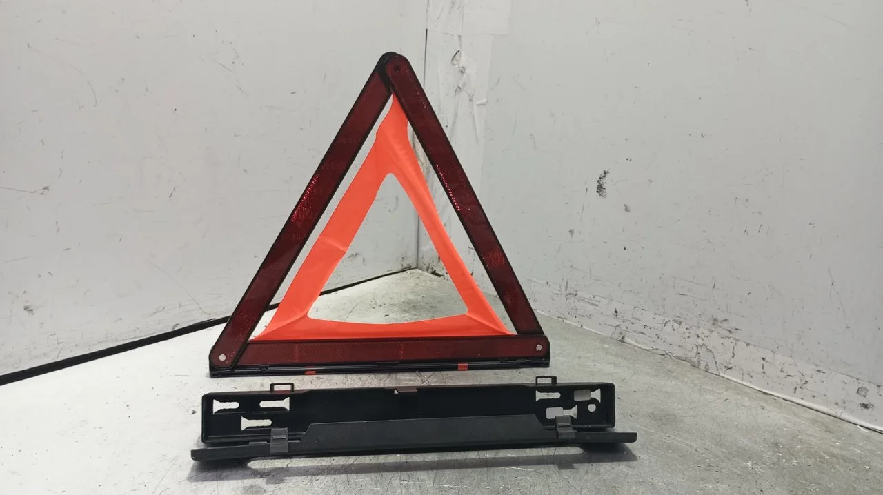 Foto de TRIANGULO EMERGENCIAS MERCEDES-BENZ CLASE E (BM 238) COUPE 2.0 CDI CAT (194 CV / 143 KW) referencia A0008900597