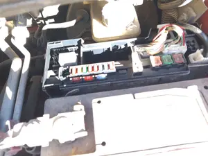 Foto de CAJA RELES / FUSIBLES PEUGEOT 107 1.0 CAT (384F) (68 CV / 50 KW)