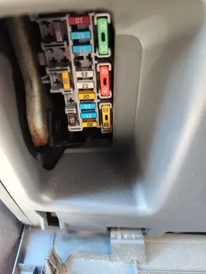 Foto de CAJA RELES / FUSIBLES RENAULT MEGANE II BERLINA 5P 1.5 dCi Diesel (106 CV / 78 KW)