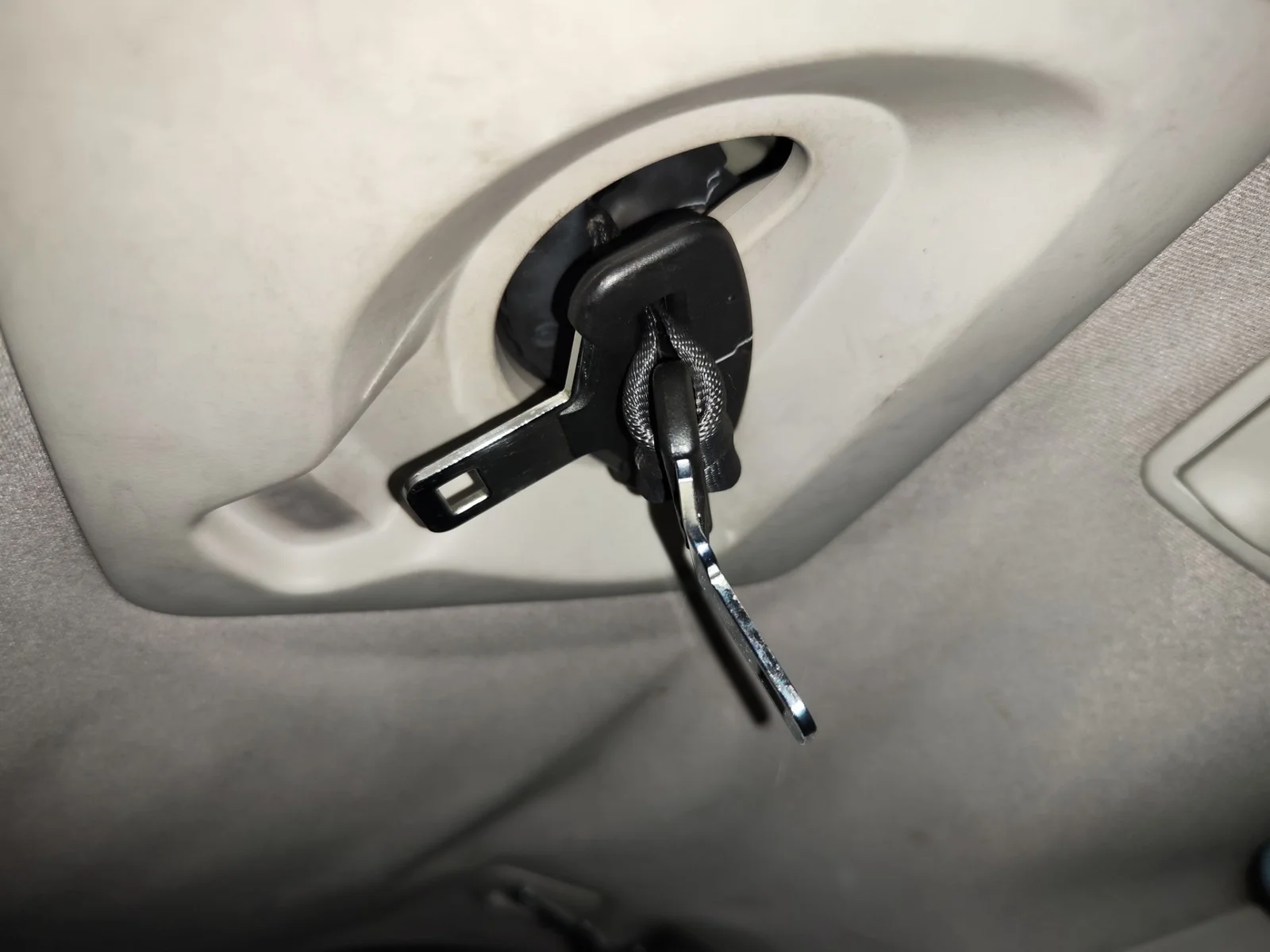 Foto de CINTURON SEGURIDAD TRASERO CENTRAL PEUGEOT 308 SW 1.6 HDi FAP CAT (9HZ / DV6TED4) (109 CV / 80 KW) referencia 96586041XX