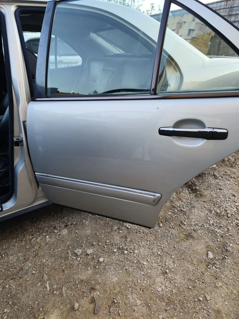 Foto de PUERTA TRASERA IZQUIERDA MERCEDES-BENZ CLASE E (BM 210) BERLINA 3.0 Turbodiesel CAT (177 CV / 130 KW)