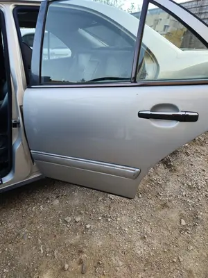 Foto de PUERTA TRASERA IZQUIERDA MERCEDES-BENZ CLASE E (BM 210) BERLINA 3.0 Turbodiesel CAT (177 CV / 130 KW)