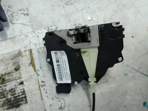 Foto de CERRADURA PUERTA DELANTERA DERECHA OPEL CORSA E 1.4 (90 CV / 66 KW) referencia 13431840 foto 3