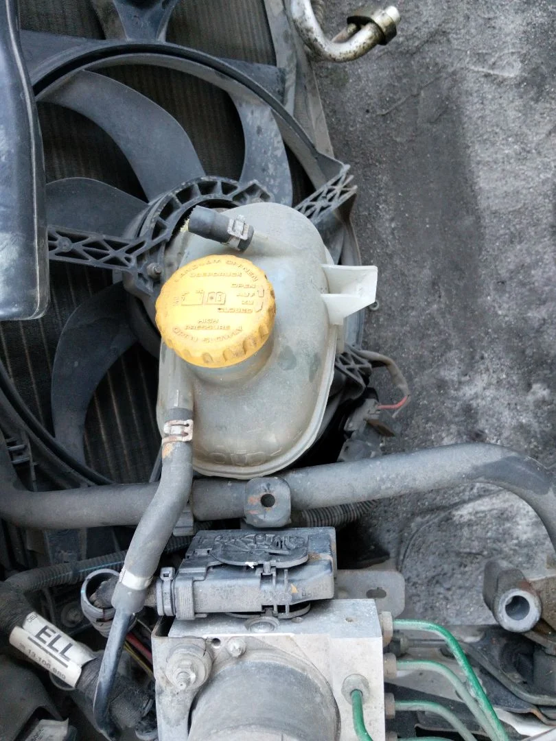Foto de DEPOSITO EXPANSION OPEL CORSA C 1.2 16V CAT (Z 12 XE / LW4) (75 CV / 55 KW)