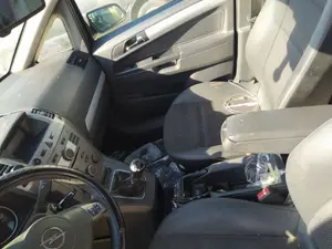 Foto de APOYABRAZOS CENTRAL OPEL ZAFIRA B 1.9 CDTI (120 CV / 88 KW)