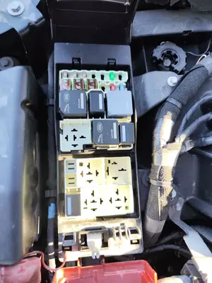 Foto de CAJA RELES / FUSIBLES JAGUAR F-PACE 3.0 V6 Diesel CAT (301 CV / 221 KW)